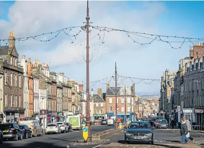  ?? Picture: Mhairi Edwards. ?? The Christmas lights have outstayed their welcome on Montrose High Street.