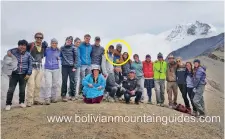 ??  ?? Malia Obama (en el centro, con gorro y una palestina), junto con varios compañeros, durante un recorrido por la Cordillera Boliviana, en octubre.