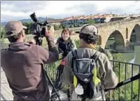  ??  ?? A Santiago. L’Annie (foto de sobre), parla de la seva experiènci­a a meitat del camí. Ho va passar malament alguns moments, però es va esforçar i va aconseguir la meta dels pelegrins: arribar a la plaça de l’Obradoiro