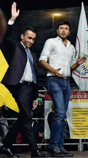  ??  ?? A Fiumicino Il leader M5S Luigi Di Maio, 31 anni, ieri con Alessandro Di Battista, 39 anni (Ansa)