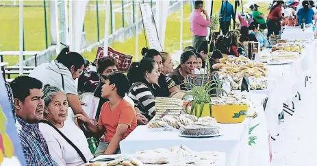  ?? FOTO: MARIELA TEJADA ?? VENTAS. Los pobladores de occidente exponen sus productos en Santa Rosa de Copán.