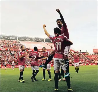  ?? XAVI JURIO ?? Barreiro (dorsal 11) celebra el golazo que marcó, el segundo del Nàstic