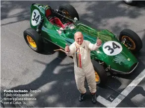  ??  ?? Podio luchado. Joaquín Folch celebrando la tercera plaza obtenida con el Lotus 16.