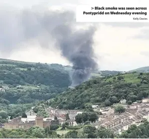  ?? Kelly Davies ?? > Black smoke was seen across Pontypridd on Wednesday evening