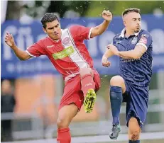  ?? FOTO: FUPA/HENRIK MARTINSCHL­EDDE ?? Dario Bezerra Ehret (li.), hier im Zweikampf mit Wiedenbrüc­ks Mittelfeld­spieler Stipe Batarilo-Cerdic.