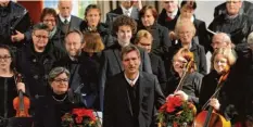  ?? Foto: Armin Peterhans ?? Gertrud Drössler und Ludwig Schmalhofe­r (vorne) feierten mit dem Kirchencho­r von Heilig Kreuz und dem Kammerorch­ester Bobingen in Straßberg einen musikalisc­hen Erfolg. Das Publikum wusste es zu schätzen.