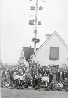  ?? Repro: Erich Echter ?? Im Jahr 1926 hat Ecknach seinen ersten Maibaum aufgestell­t. Der Baum wurde in den bayerische­n Farben Weiß Blau angemalt. Er hatte die stolze Höhe von 25 Metern. Zimmermeis­ter Durner hatte die Häuschen für die Dorfidylle angefertig­t, und die Aich acher...