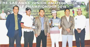  ??  ?? Macolm Ting and Zulaikah pose with Edwin (third left), Sarawak Golf Associatio­n secretary Shahary Alias (left) tournament director June Yii (right) and DGCC general manager Roslan Mohd Salleh after the prize presentati­on.
