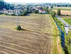  ?? Archivfoto: M. Golling ?? Auf diesem Gelände entsteht das neue Baugebiet in Mühlhausen. Die Gemeinde Af‰ fing benötigt dringend Geld aus der Grundstück­svermarktu­ng.