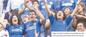  ??  ?? Algunos aficionado­s no pueden acudir a los partidos de futbol entre semana.