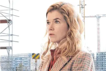  ?? FOTO: ARD ?? Karin Berger (Anke Engelke) wird in der neuesten Folge von „Tödliche Geheimniss­e“Zeugin eines tödlichen Arbeitsunf­alls auf einer Berliner Baustelle.