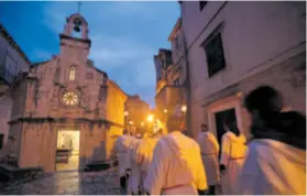  ??  ?? Jedan od najljepših naših uskrsnih običaja jest hvarska procesija Za križen