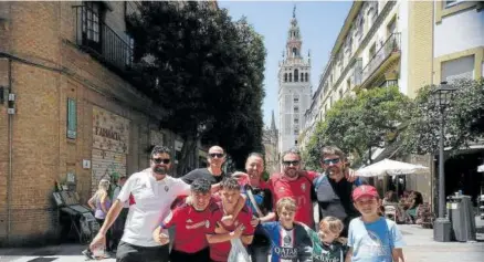  ?? ?? Adultos, de izquierda a derecha, Javi Fajardo, Eduardo Armendáriz, Sergio Alaminos, Javier Lasa y Joseba Ripa. Menores, de izquierda a derecha, Mario y Álex Alaminos, Mikel y Pol Lasa y Mikel Ripa.