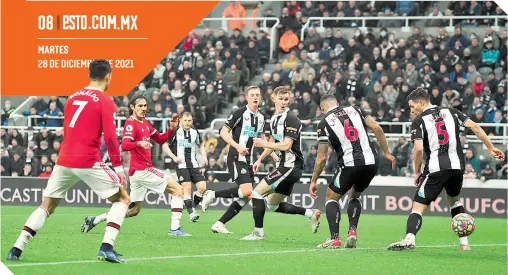  ?? ?? El delantero uruguayo ingresó de cambio, tras dos meses de baja, y anotó el gol del empate frente al Newcastle.