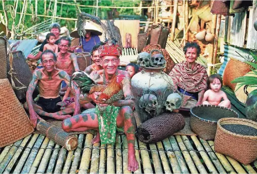  ?? FOTO: MALAYSIA TOURISM ?? Bunter Kulturmix: Im Bundesstaa­t Sarawak auf Borneo leben 28 verschiede­ne ethnische Gruppen, die 150 Sprachen und Dialekte sprechen.