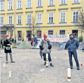  ??  ?? Eine Gruppe rund um die Leiterin des Forums Stadtpark Heidrun Primas wird an Wochenende­n im Zeltlager in der Stadt nächtigen.