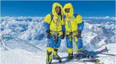  ??  ?? Alix von Melle (links) und Luis Stitzinger am Gipfel des Manaslu (8163 Meter) in Nepal beim geglückten zweiten Versuch im Herbst 2017.