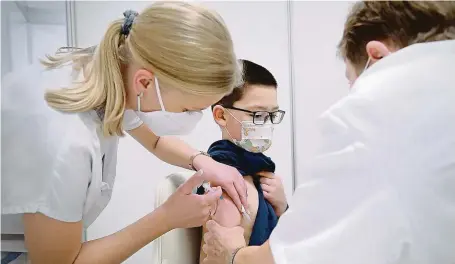  ?? FOTO MAFRA – OTA BARTOVSKÝ ?? Od poloviny prosince se už v Česku očkují i děti ve věku pět až 11 let. Vakcína byla dosud podána asi 18 000 z celkově zhruba 800 000 dětí v této věkové kategorii. Bude i jim očkování zkreslovat výsledky některých školních testů na covid-19?