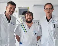  ?? FOTO: PR ?? Die „stroke unit“(von links): Chefarzt Roman Huber, Krankenpfl­eger Sergio Blanco Anton und Oberarzt Sönke Schwarting.