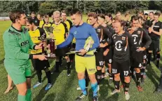  ?? RP-FOTO: NIPKO ?? Marc Baltes, stellvertr­etender Vorsitzend­er des SC Wegberg, gratuliert Ruub Stienen von den Venlosche Boys zum Sieg beim ersten Mühlencup.