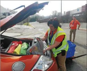  ?? DONNA ROVINS — DIGITAL FIRST MEDIA ?? Bechtelsvi­lle Walmart Associate Jessica Swinehart loads groceries into a customer’s car on Thursday. The Bechtelsvi­lle store was one of three Walmart stores in Berks county to roll out the grocery pick up service on Thursday. The service allows...