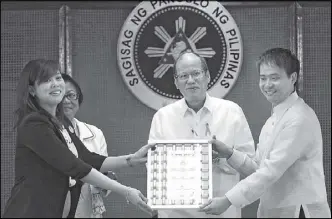  ??  ?? President Aquino looks on as TESDA director general Joel Villanueva receives an ISO certificat­e from Femelyn Lati, general manager of German-affiliated company TUV SUD Philippine­s Inc., at Malacañang yesterday.