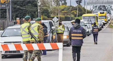  ??  ?? Se instalarán cordones sanitarios en las regiones Metropolit­ana, de Valparaíso, Biobío y La Araucanía.