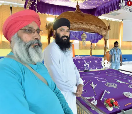  ??  ?? 1
1 La sala di preghiera a Monteforte d’Alpone: con la maglietta azzurra Mander Balwinder Singh
2 Lachuinden­i Singh e a destra il suo l’amico Same Singh in piazza. Fanno gli operai (come quasi tutti)
3 Daltjit Singh nella sua abitazione
4 Baljinder...