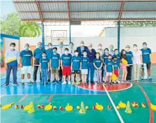  ??  ?? Deportista­s de la escuela de tenis y dirigentes de la Federación Ecuatorian­a de Tenis.