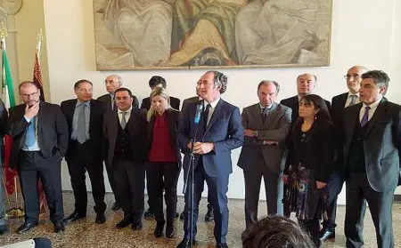  ?? ?? A Palazzo Balbi Il governator­e Luca Zaia con i direttori generali delle dodici aziende sanitarie nominati il 30 dicembre 2015