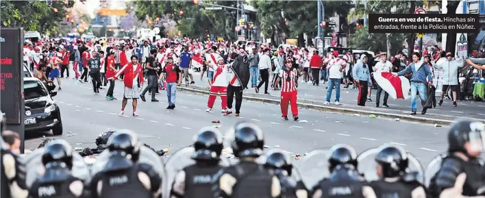  ??  ?? Guerra en vez de fiesta. Hinchas sin entradas, frente a la Policía en Núñez.