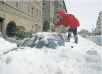  ?? FILE PHOTO BY RON FREHM, AP ?? Janelle Jarous climbs a mound of packed snow in Larchmont, N.Y., on March 14, 1993, to dig her car out.