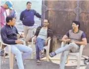  ??  ?? Farhan with actor Deepak Dobriyal, director (left) Ranjit Tiwari & executive producer Hemraj Dogra (standing) at the jail set in Mumbai