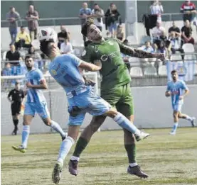  ?? @CERDANYOLA­FC / POMARES ?? Pedro Melli pugna por el balón con un jugador del Cerdanyola.