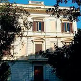  ??  ?? Qui sopra, Villa Lanzara a Sarno A destra, in alto, un’opera di Isgrò con le tipiche cancellatu­re Sotto, un libro d’artista di Del Pezzo