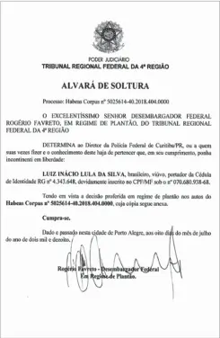  ??  ?? EXCARCELAC­IÓN. La orden de liberación de Lula da Silva firmada por el juez Rogério Favreto.