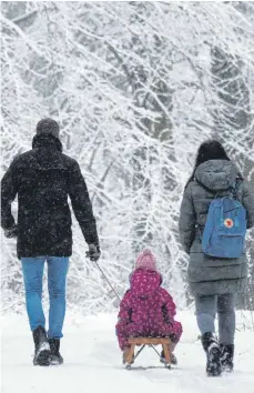  ?? FOTO: JULIAN STRATENSCH­ULTE/DPA ?? Für Familien sollen im Südwesten nicht ganz so strenge Kontaktbes­chränkunge­n gelten.