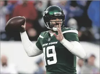  ?? HUNGER
AP PHOTO/ADAM ?? New York Jets quarterbac­k Joe Flacco (19) passes against the Buffalo Bills during an NFL football game, on Nov. 14 in East Rutherford, N.J.