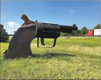  ?? Photo by LiPo Ching ?? Scenic Atoka, Oklahoma: A BBQ smoker in the shape of a pistol aims at Highway 69.