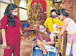  ?? ANSHUMAN POYREKAR/HT PHOTO ?? A beneficiar­y gets inoculated against Covid-19 at Madhav Baug vaccinatio­n centre, Kalbadevi, on Saturday.