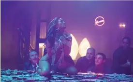  ?? FOTO: BARBARA NITKE ?? Jennifer Lopez är strippan som bedrar sina kunder.
