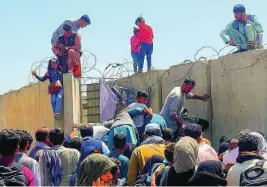  ?? AP ?? Un hombre arrastra a una niña para entrar en el aeropuerto de Kabul, ayer