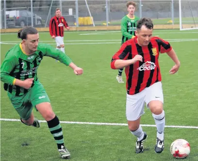  ?? JEREMY JAYNES ?? Chad Rombach and Tom Evans compete for the ball at Y Parc