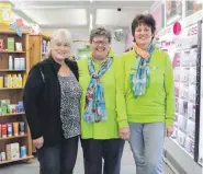  ?? FOTO: HELENA GOLZ ?? Machen alles zusammen: die ehemaligen Schlecker-frauen Erika Kleiner, Karin Beck und Andrea Straub (von links).