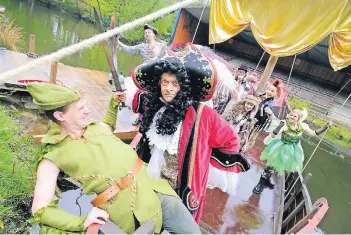  ?? RP-FOTO: ACHIM BLAZY ?? Peter Pan (Jan-Philip Hilger) und sein Widersache­r Käpt’n Hook (Andreas Richter) freuen sich auf tolle Abenteuer auf dem Piratensch­iff und der Naturbühne am Blauen See.