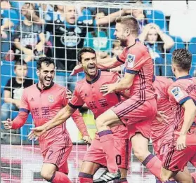  ?? FOTO: EFE ?? Juanmi, Xabi Prieto e Illarramen­di celebran el segundo gol de la Real en Riazor