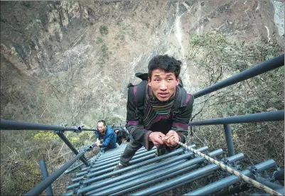  ?? PROVIDED BY AGRICULTUR­AL DEVELOPMEN­T BANK OF CHINA ?? Agricultur­al Developmen­t Bank of China provided a loan up to 60 million yuan ($8.8 million) last year to build a steel ladder up a cliff at Atuleer village in Southwest China’s Sichuan province to replace the previous cane ladder.