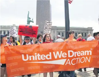  ??  ?? MOVIMIENTO­S. Los jóvenes hispanos han defendido en enormes protestas el Daca.