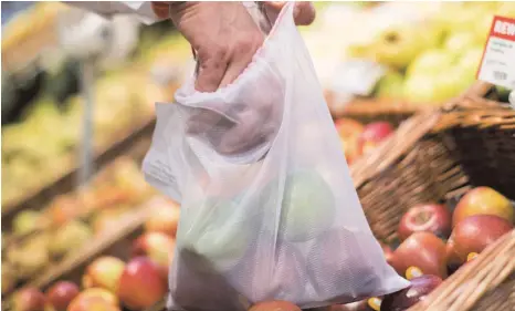  ?? FOTO: SYMBOL: MARCEL KUSCH/DPA ?? Gut für die Umwelt: Im Supermarkt öfter mal zu Bio- oder regionalem Obst und Gemüse greifen, empfiehlt Friederike Heß-Böhlen