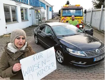  ?? Foto: privat, dpa ?? Heute ist Kader K. die Besitzern des Autos, mit dem sie so viele schrecklic­he Erinnerung­en verbindet. Jetzt will sie es verkaufen und von dem Geld ein Waisenhaus im syrischen Kobane unterstütz­en.